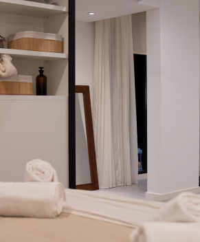 Detalle de amenities y toallas en una propiedad gestionada por By Vizion
